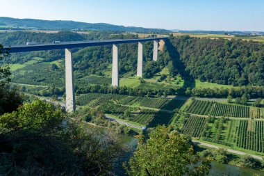 Mosel Nehri vadisi boyunca uzanan yüksek otoban viyadük köprüsünün panoramik manzarası ve teraslı üzüm bağları, karayolu ağı ve ulaşım Almanya 'dır.