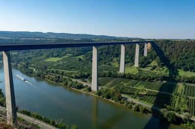 Mosel Nehri vadisi boyunca uzanan yüksek otoban viyadük köprüsünün panoramik manzarası ve teraslı üzüm bağları, karayolu ağı ve ulaşım Almanya 'dır.