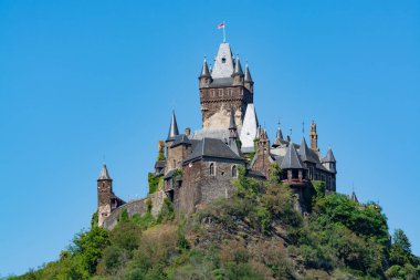 Mosel Nehri vadisinde yer alan küçük Alman kasabası Cochem 'in manzarası, Almanya' da şarap bölgesinde turistler.