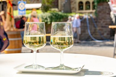 Soğuk beyaz şarap tatmak Mosel nehri, Almanya 'da sokak şarabı festivalinde üzüm hasat festivali