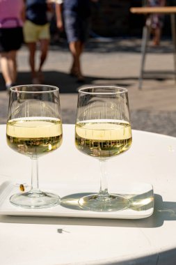 Soğuk beyaz şarap tatmak Mosel nehri, Almanya 'da sokak şarabı festivalinde üzüm hasat festivali