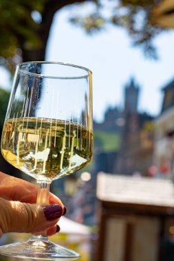 Soğuk beyaz şarap tatmak Mosel nehri, Almanya 'da sokak şarabı festivalinde üzüm hasat festivali
