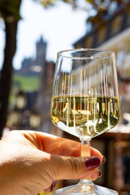 Soğuk beyaz şarap tatmak Mosel nehri, Almanya 'da sokak şarabı festivalinde üzüm hasat festivali