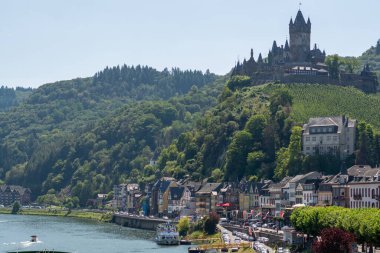 Mosel Nehri vadisinde yer alan küçük Alman kasabası Cochem 'in manzarası, Almanya' da şarap bölgesinde turistler.