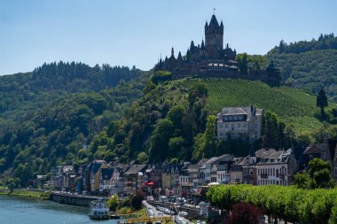Mosel Nehri vadisinde yer alan küçük Alman kasabası Cochem 'in manzarası, Almanya' da şarap bölgesinde turistler.