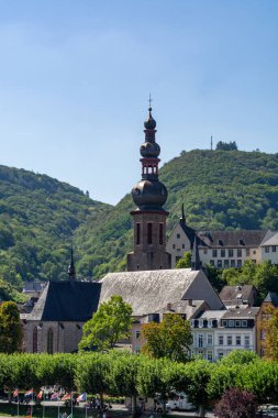 Mosel Nehri vadisinde yer alan küçük Alman kasabası Cochem 'in manzarası, Almanya' da şarap bölgesinde turistler.