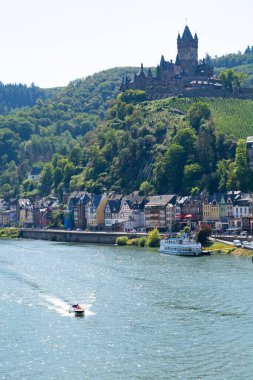 Mosel Nehri vadisinde yer alan küçük Alman kasabası Cochem 'in manzarası, Almanya' da şarap bölgesinde turistler.