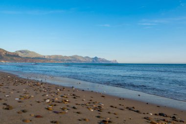 Kumlu sahil şeridi ve Alcamo Marina 'da açık deniz suyu. Sicilya, İtalya' da küçük bir kasaba.