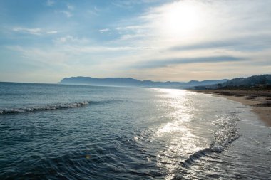 Kumlu sahil şeridi ve Alcamo Marina 'da açık deniz suyu. Sicilya, İtalya' da küçük bir kasaba.