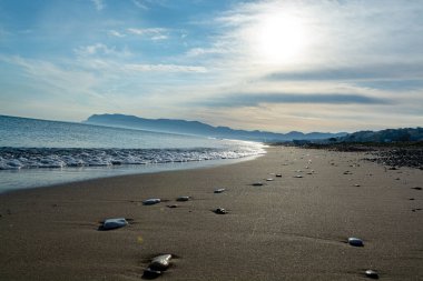 Kumlu sahil şeridi ve Alcamo Marina 'da açık deniz suyu. Sicilya, İtalya' da küçük bir kasaba.