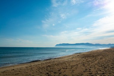 Kumlu sahil şeridi ve Alcamo Marina 'da açık deniz suyu. Sicilya, İtalya' da küçük bir kasaba.