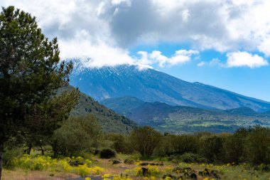 İlkbaharda İtalya 'nın Sicilya adasının doğu kıyısındaki Etna Dağı etkin stratovolcano manzarası