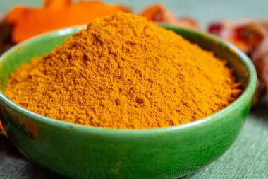 Taze zerdeçal veya sokağa çıkma yasağı kökü ve kurutulmuş toz, Asya ve Hindistan 'da baharat, gıda malzemesi ve tıbbî amaçlar için kullanılır.