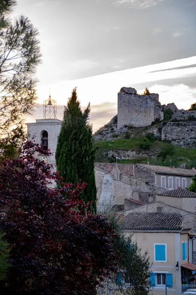Vista Sobre Casas Medievais Tradicionais Ruínas Castelo Provence Durante Nascer — Fotografia de Stock