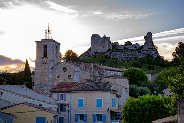 Vista Casas Medievales Tradicionales Ruinas Del Castillo Provenza Durante Amanecer —  Fotos de Stock