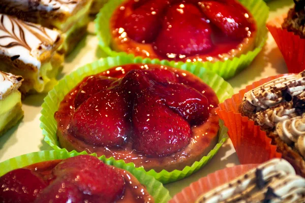 焼きたての甘いペストリーは プロヴァンスの小さな村の伝統的なフランスのパン屋で赤い果物 — ストック写真
