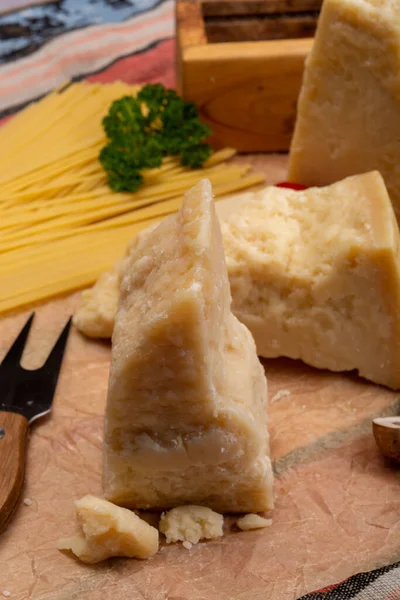 奶酪系列 硬意大利奶酪 成熟的意大利面和意大利面奶酪 — 图库照片