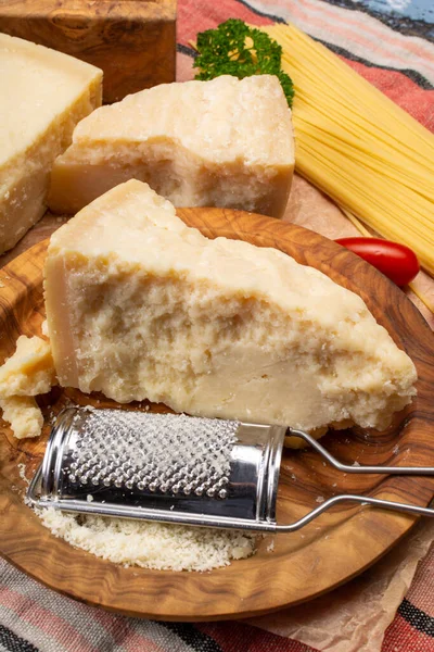 意大利硬奶酪 烤意大利面或格拉纳意大利面 — 图库照片