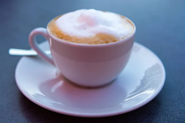 Café Capuchino Italiano Con Leche Espumosa Servida Sobre Mesa Gris — Foto de Stock