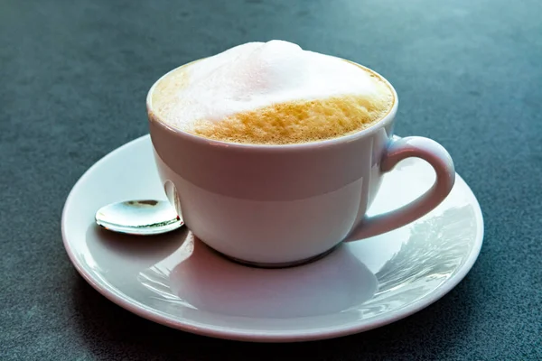 Café Capuchino Italiano Con Leche Espumosa Servida Sobre Mesa Gris — Foto de Stock