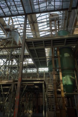 Endüstriyel arka plan, büyük terk edilmiş fabrika salonu merdivenleri ve gün ışığı