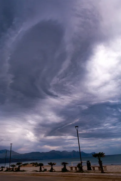 Espetacular Baixo Cinza Cumulonimbus Nuvens Acima Mar Durante Luz Amanhecer — Fotografia de Stock