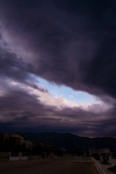 Espetacular Baixo Cinza Cumulonimbus Nuvens Acima Mar Durante Luz Amanhecer — Fotografia de Stock