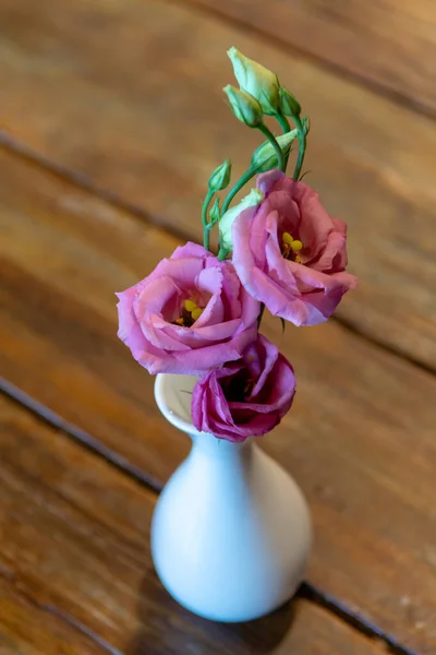 Pequeno Vaso Branco Com Flor Rosa Mesa Madeira Fundo Floral — Fotografia de Stock
