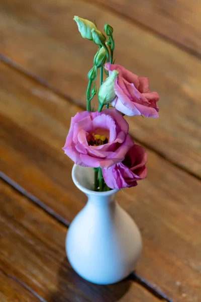 Vit Liten Minivas Med Rosa Blomma Träbord Dekorativ Blommig Bakgrund — Stockfoto