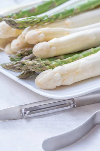 Świeże Surowe Organiczne Wysokiej Jakości Warzywa Zielono Białe Szparagi Gotowe — Zdjęcie stockowe