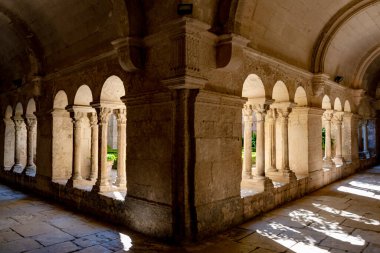 St. Remy de Provence, Bouches du Rhone, Provence, Fransa, 11.05.2019. St. Paul de Mausole Manastırı 'ndaki Galeri.