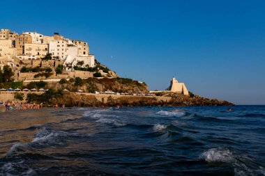 Güneşli bir günde eski turistik kasaba Sperlonga, Lazio, İtalya 'ya bakın