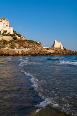 Güneşli bir günde eski turistik kasaba Sperlonga, Lazio, İtalya 'ya bakın