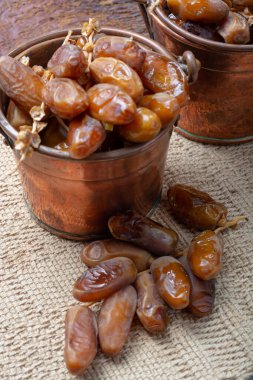 Otantik Tunus Deglet Nour kurutulmuş, yumuşak bal tadında bakır kovalar.