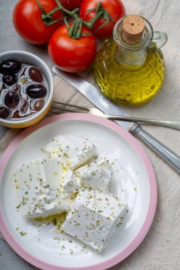 Taze, taze, tuzlu Feta peyniri, zeytinyağı ve kurutulmuş kekik otuyla tatlandırılmış.