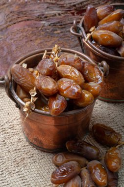 Otantik Tunus Deglet Nour kurutulmuş, yumuşak bal tadında bakır kovalar.