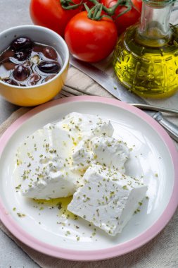 Taze, taze, tuzlu Feta peyniri, zeytinyağı ve kurutulmuş kekik otuyla tatlandırılmış.