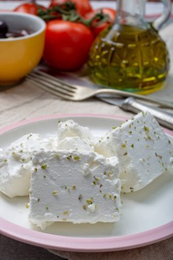 Kurutulmuş kekik otuyla tatlandırılmış taze, beyaz, tuzlu Feta peyniri.