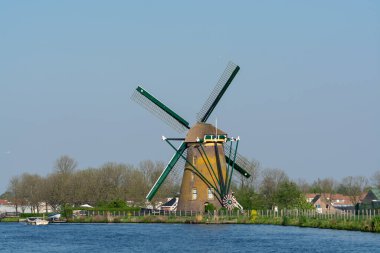 Kuzey Hollanda 'nın su yolları ve geleneksel Hollanda rüzgar değirmeni manzarası, Hollanda yaşam tarzı manzarası