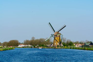 Kuzey Hollanda 'nın su yolları ve geleneksel Hollanda rüzgar değirmeni manzarası, Hollanda yaşam tarzı manzarası