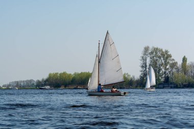 Kuzey Hollanda 'nın su yolları ve kanalları Hollanda' da kanal kenarı yaşam tarzı olan bir manzara.