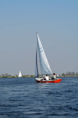 Kuzey Hollanda 'nın su yolları ve kanalları Hollanda' da kanal kenarı yaşam tarzı olan bir manzara.