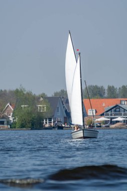 Kuzey Hollanda 'nın su yolları ve kanalları Hollanda' da kanal kenarı yaşam tarzı olan bir manzara.