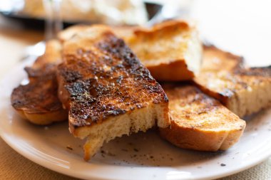 Yunan yemeği, zeytinyağı ve otlu kızarmış ekmek, kırmızı şarap ve kafede servis edilen tzatziki sosu.