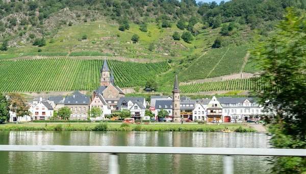 Pohled Malé Německé Městečko Údolí Řeky Mosel Turisté Cíl Vinařství — Stock fotografie
