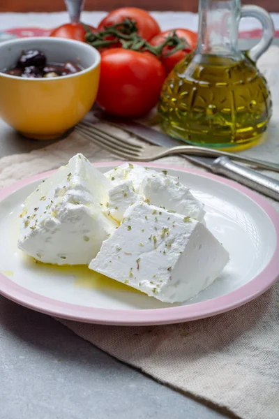 Frischer Weicher Weicher Gesalzener Feta Käse Mit Olivenöl Auf Teller — Stockfoto