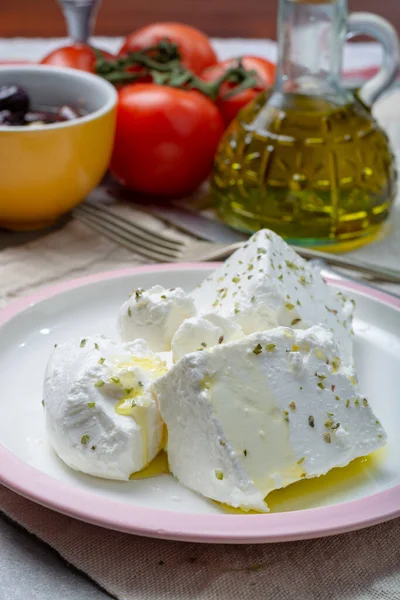 Färsk Ung Mjuk Vit Saltad Fetaost Med Olivolja Tallriken Kryddad — Stockfoto