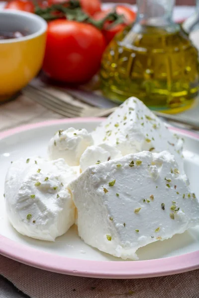 Formaggio Fresco Salato Bianco Morbido Feta Piatto Condito Con Erbe — Foto Stock