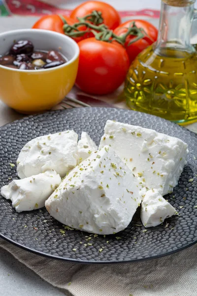 Jovem Fresco Macio Branco Salgado Queijo Feta Prato Preto Temperado — Fotografia de Stock