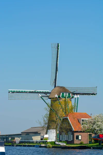 Drogi Wodne Holandii Północnej Widok Tradycyjny Holenderski Młyn Wiatrowy Holenderski — Zdjęcie stockowe